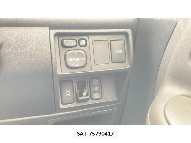 Toyota SIENTA 2014-02 7728665-11