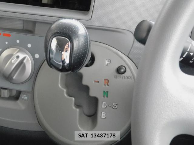 Toyota SIENTA 2005-06 7728671-12