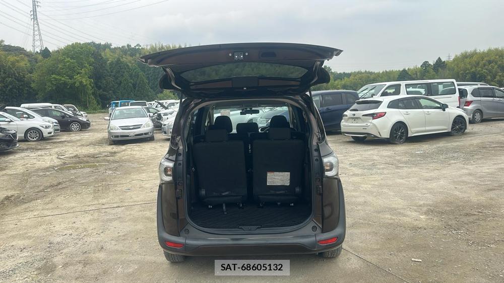 Toyota SIENTA 2015-10 7353013-24