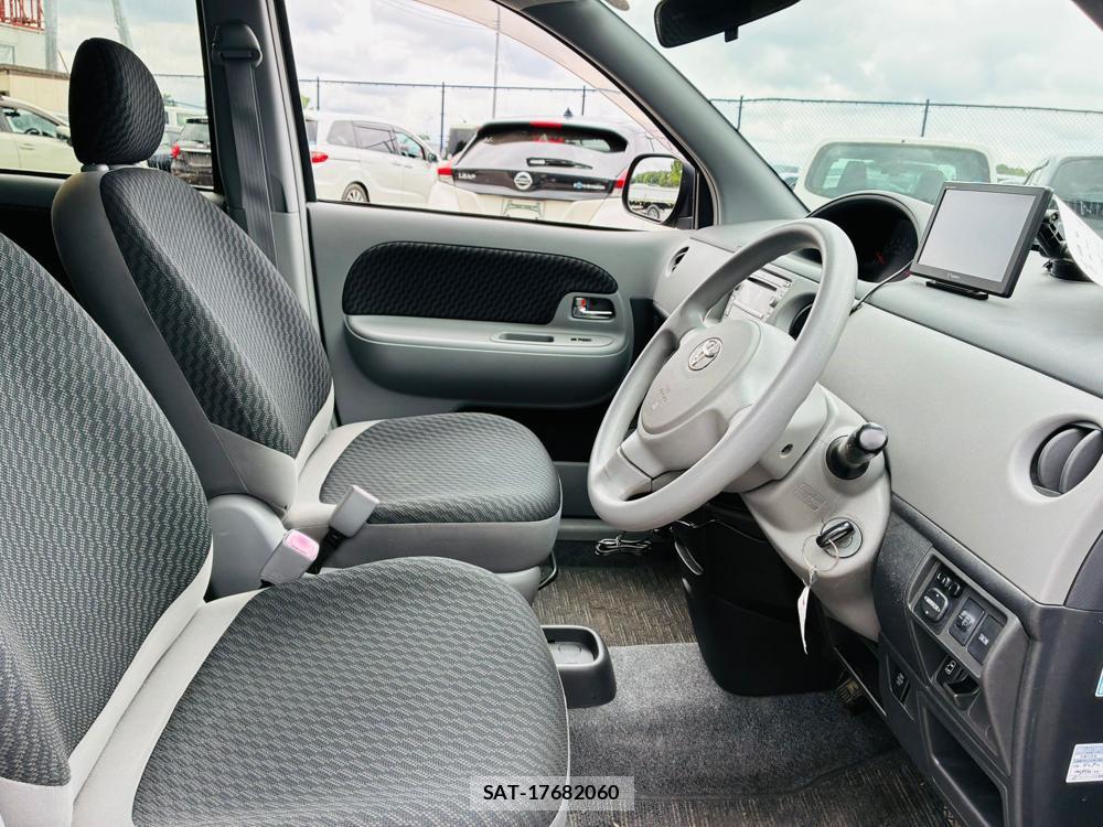 Toyota SIENTA 2009-10 7578789-11