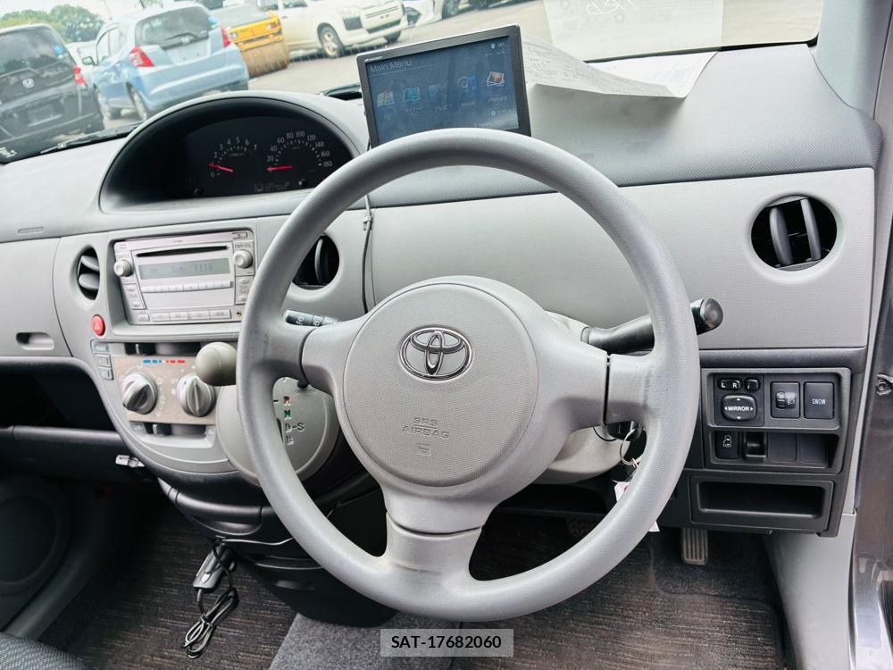 Toyota SIENTA 2009-10 7578789-14