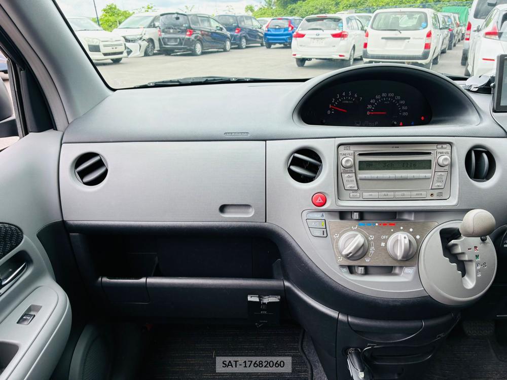 Toyota SIENTA 2009-10 7578789-17