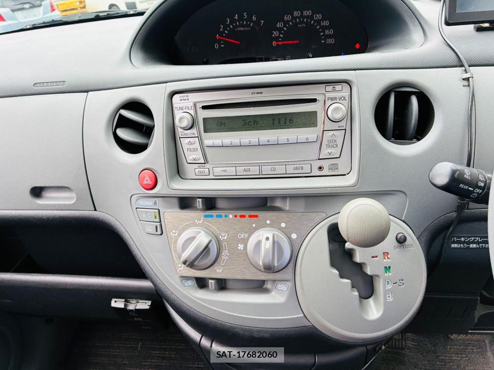 Toyota SIENTA 2009-10 7578789-18