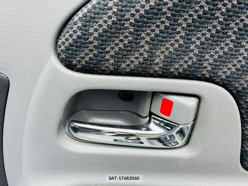 Toyota SIENTA 2009-10 7578789-19