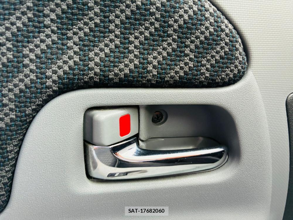 Toyota SIENTA 2009-10 7578789-21