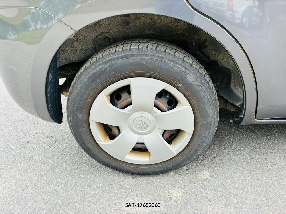 Toyota SIENTA 2009-10 7578789-26