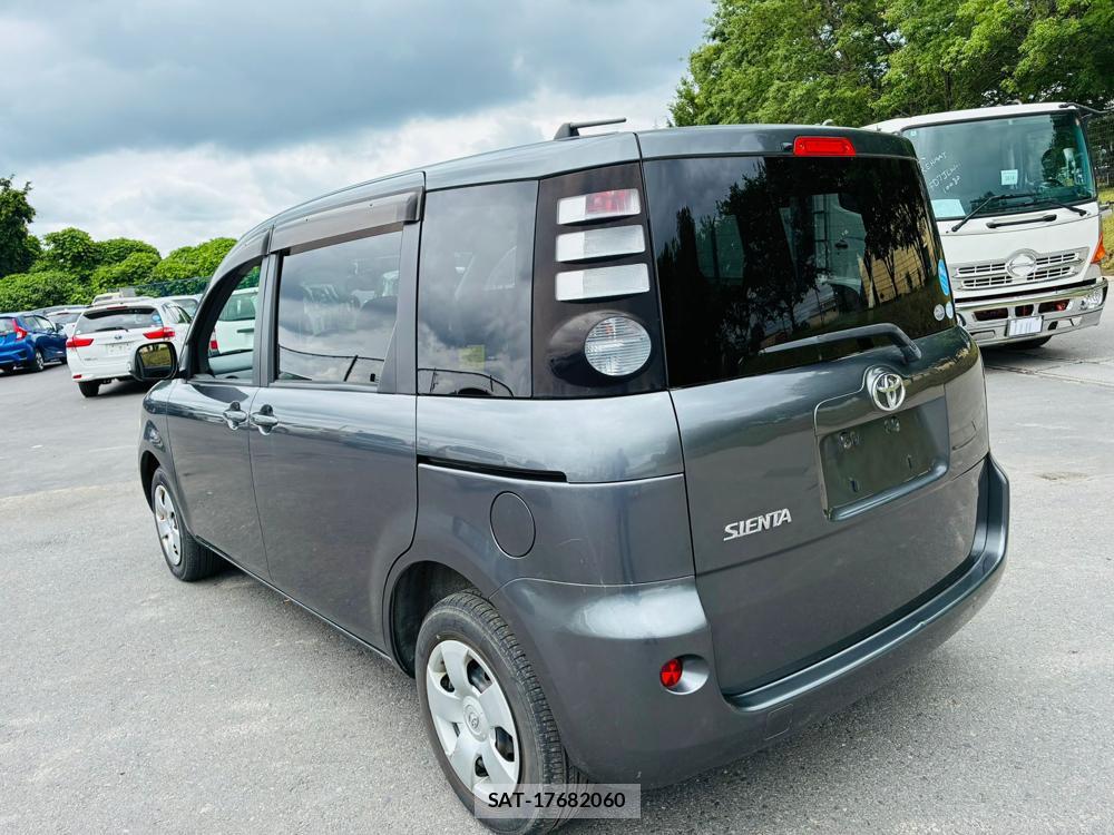 Toyota SIENTA 2009-10 7578789-2