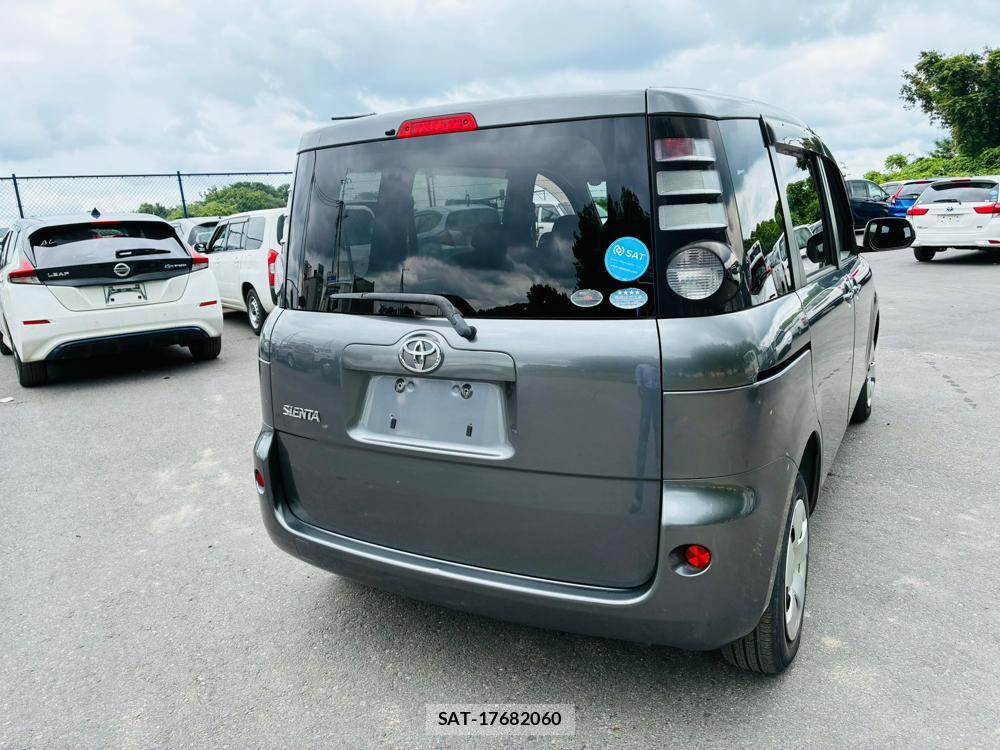 Toyota SIENTA 2009-10 7578789-4