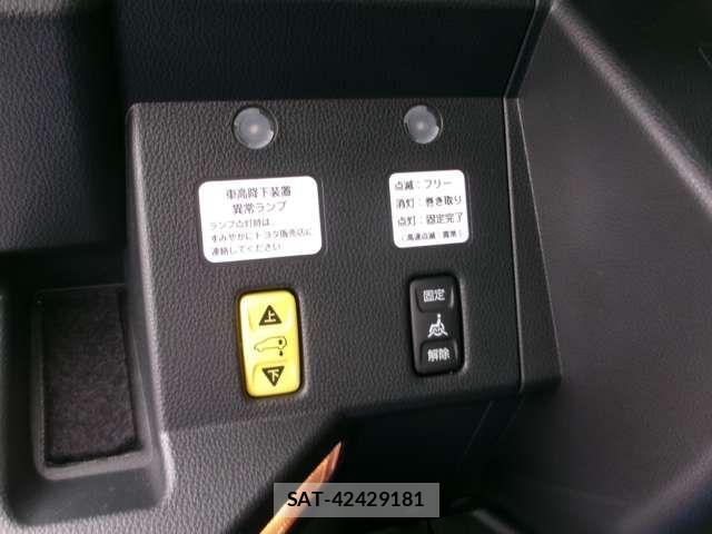 Toyota SIENTA 2024-10 7903380-6