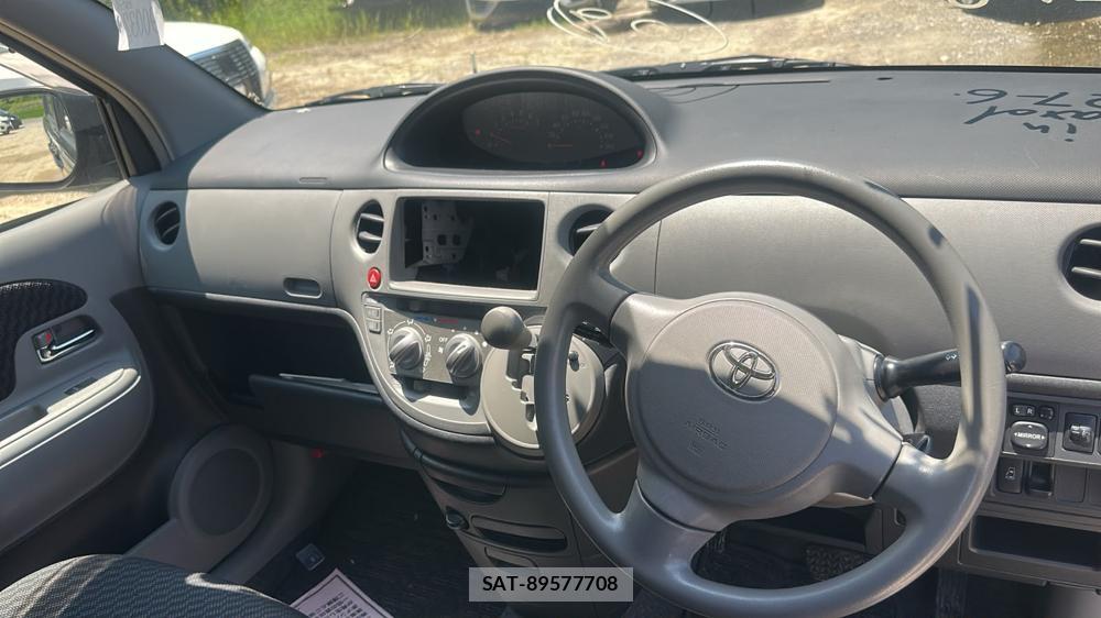 Toyota SIENTA 2010-01 7633715-16