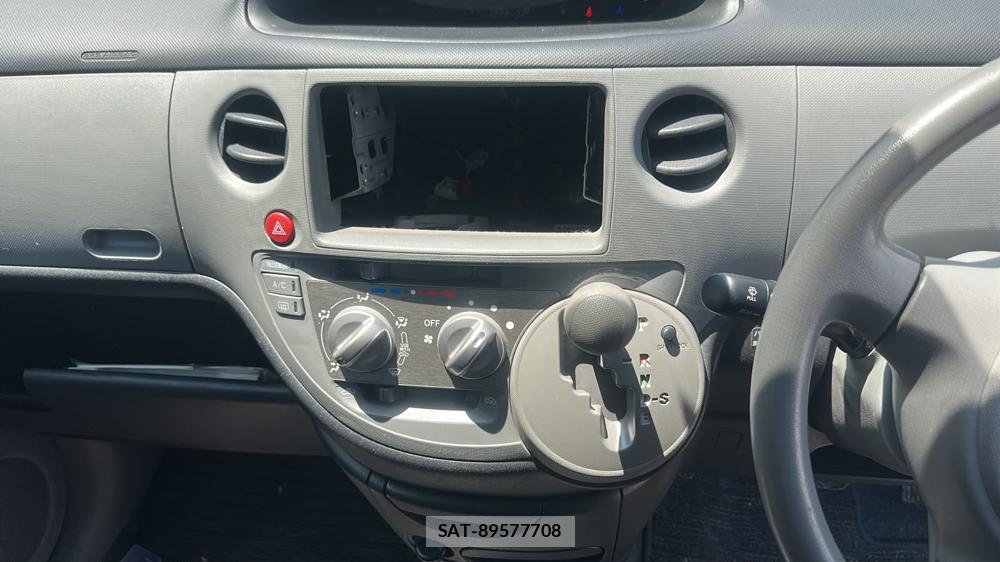 Toyota SIENTA 2010-01 7633715-17