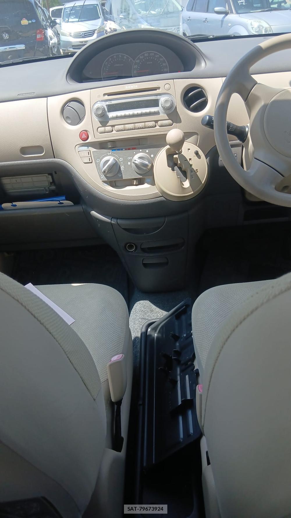 Toyota SIENTA 2008-03 7633714-15