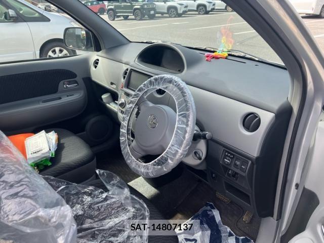 Toyota SIENTA 2010-09 8101889-12