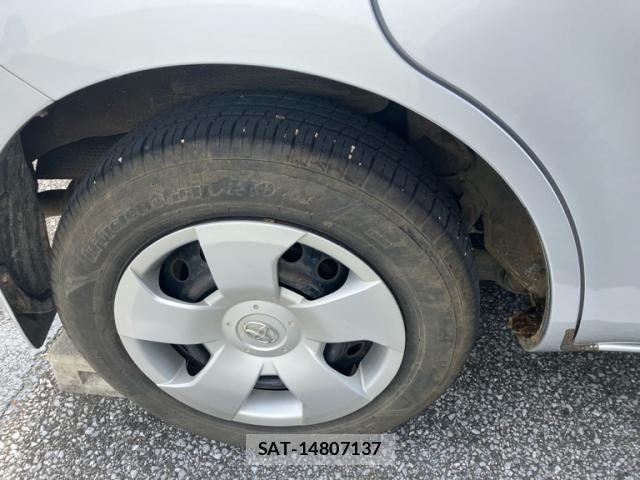 Toyota SIENTA 2010-09 8101889-6