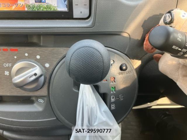 Toyota SIENTA 2011-10 8132371-13