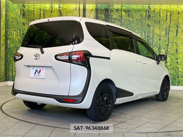 Toyota SIENTA 2022-03 8210158-17