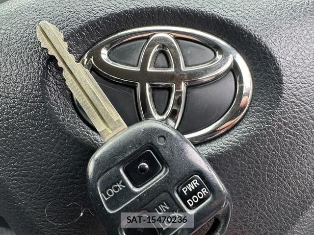 Toyota SIENTA 2014-04 8210177-16