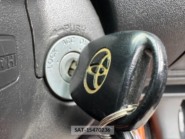 Toyota SIENTA 2014-04 8210177-17