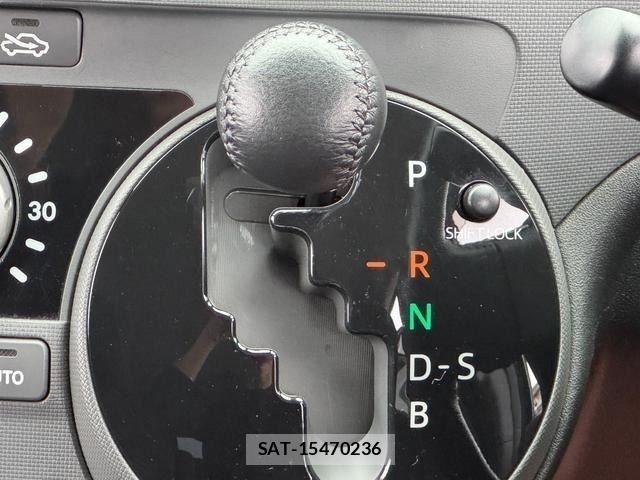 Toyota SIENTA 2014-04 8210177-18