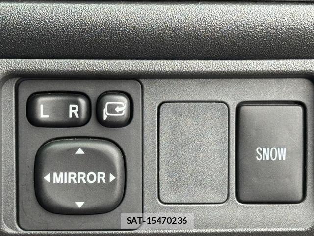Toyota SIENTA 2014-04 8210177-25