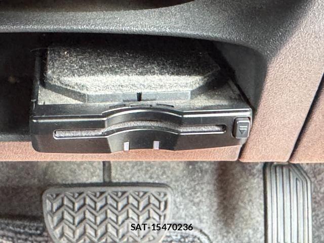 Toyota SIENTA 2014-04 8210177-26