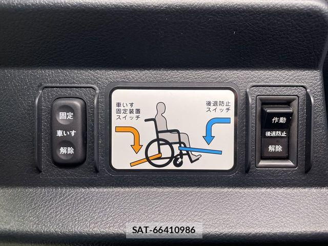 Toyota SIENTA 2018-07 8210164-13