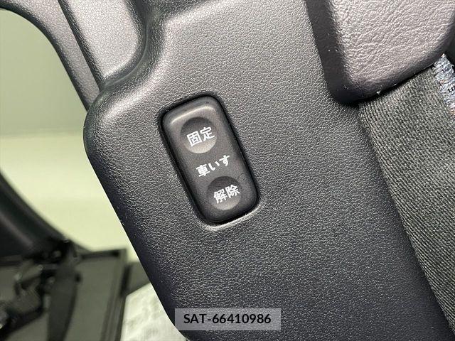 Toyota SIENTA 2018-07 8210164-14
