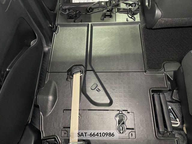 Toyota SIENTA 2018-07 8210164-15