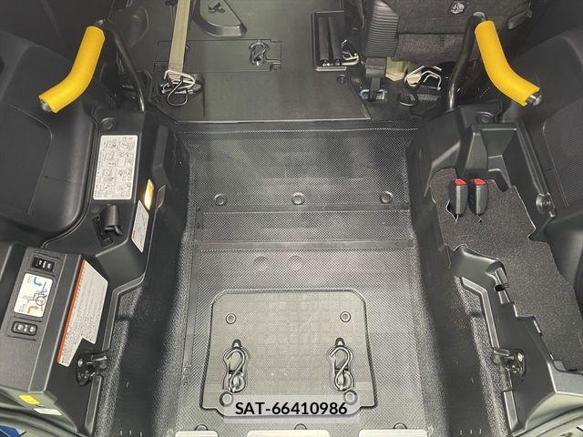 Toyota SIENTA 2018-07 8210164-16