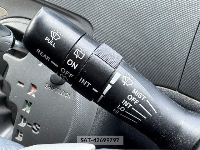 Toyota SIENTA 2012-10 8231759-16