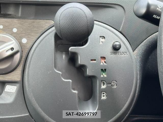 Toyota SIENTA 2012-10 8231759-21