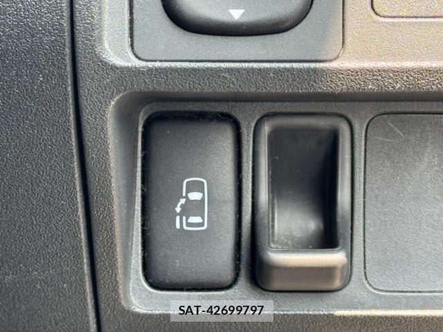 Toyota SIENTA 2012-10 8231759-27
