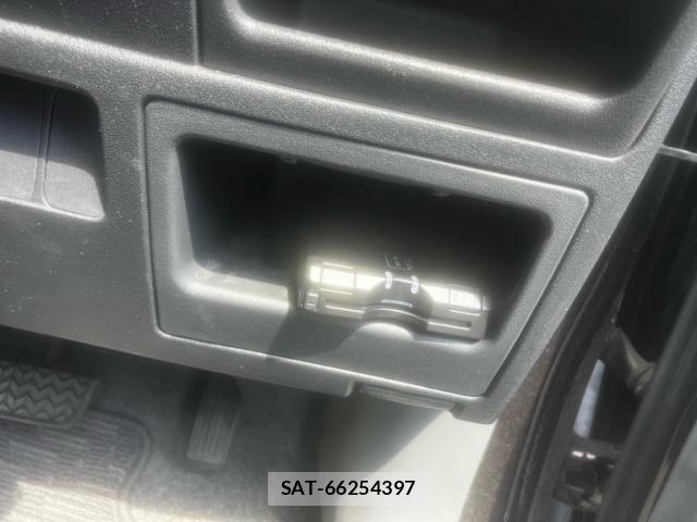 Toyota SIENTA 2011-11 8355600-12