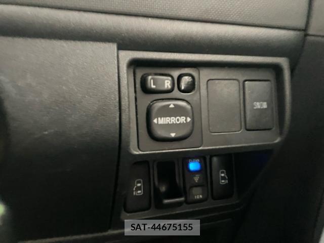 Toyota SIENTA 2013-09 8368698-12