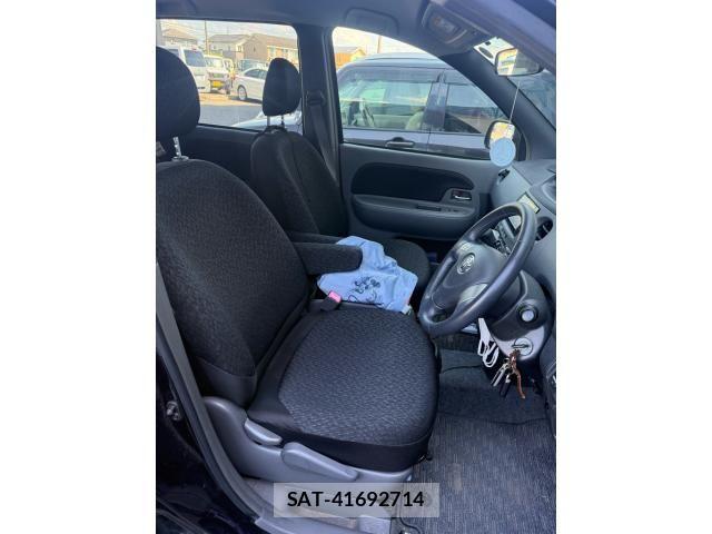 Toyota SIENTA 2015-02 8372182-11