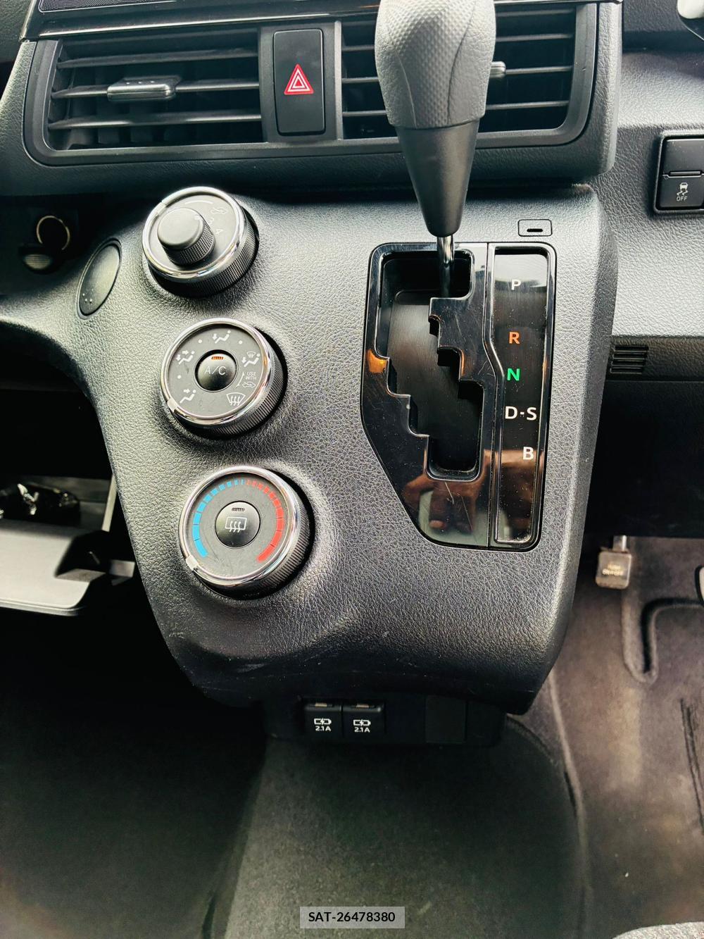Toyota SIENTA 2019-06 8329517-19