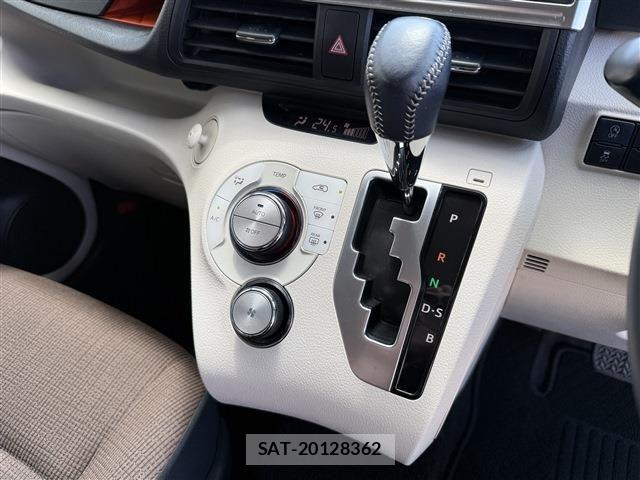 Toyota SIENTA 2016-12 8628882-11