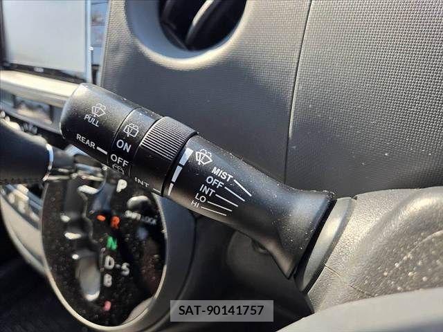 Toyota SIENTA 2014-02 8628884-25