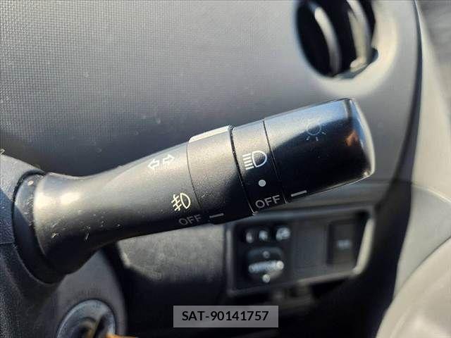 Toyota SIENTA 2014-02 8628884-26