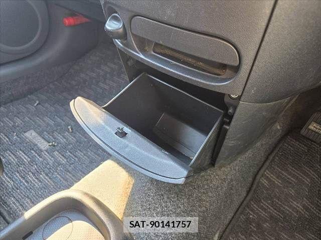 Toyota SIENTA 2014-02 8628884-29