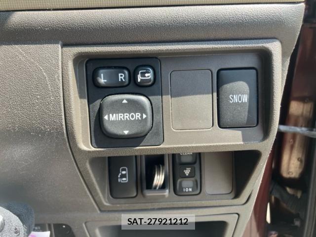 Toyota SIENTA 2013-11 8628890-16