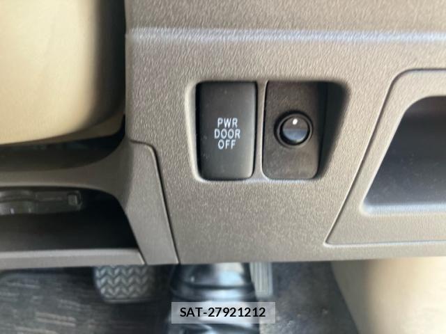 Toyota SIENTA 2013-11 8628890-17
