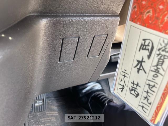 Toyota SIENTA 2013-11 8628890-25