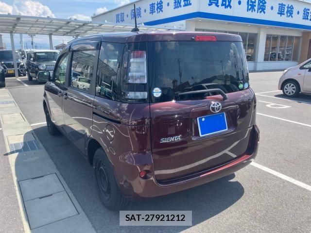 Toyota SIENTA 2013-11 8628890-3
