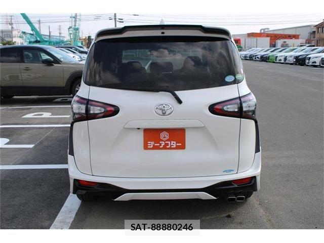Toyota SIENTA 2016-06 8628880-11