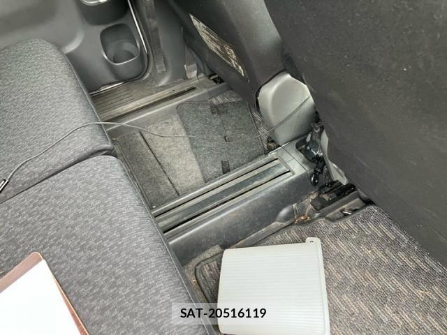 Toyota SIENTA 2011-11 8661557-10