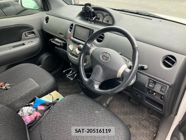 Toyota SIENTA 2011-11 8661557-11