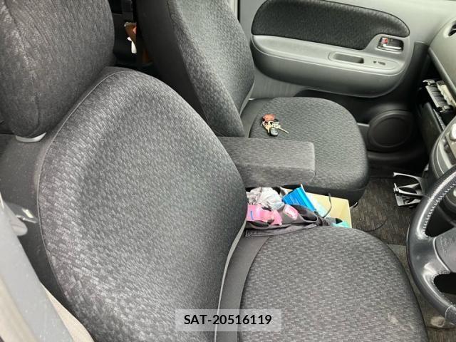 Toyota SIENTA 2011-11 8661557-12