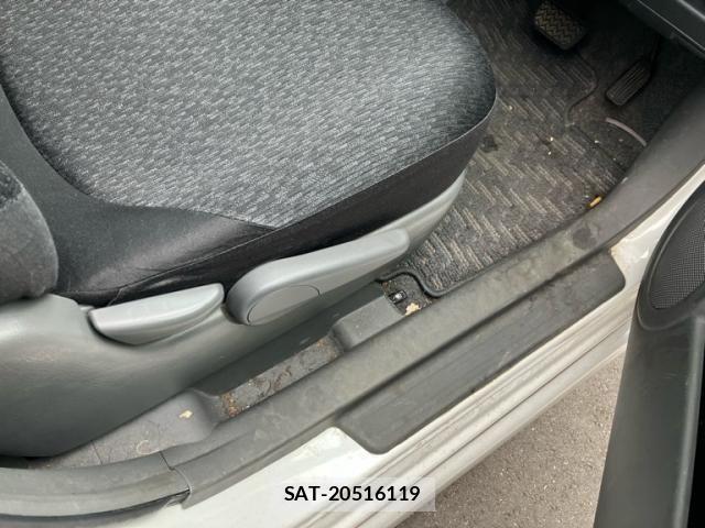 Toyota SIENTA 2011-11 8661557-13
