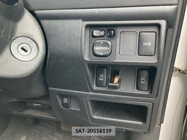 Toyota SIENTA 2011-11 8661557-15